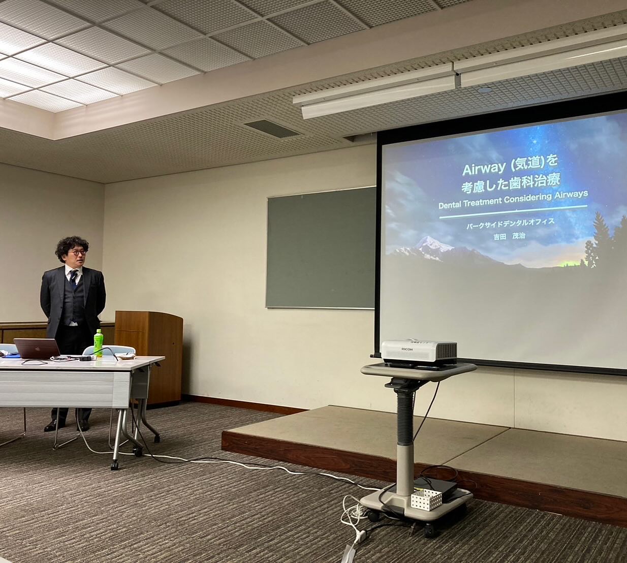 本日は北陸SJCDの特別講演会でした。「Airwayを考慮した歯科治療」ということで吉田茂治先生のご講演でした。人間が生きていく上で欠かせない、睡眠(呼吸)。睡眠時無呼吸症候群は歯科治療がその一端を担うことができます。そのための診査診断、治療法を学ぶことができました。#福井市歯科 #福井歯科 #福井の歯医者 #山本歯科医院　#福井市山本歯科　#順化　#照手　#福井片町　#福井ホワイトニング　#インビザライン　#フォロー歓迎　#福井市衛生士 #インプラント　#yamamotodentalstudio