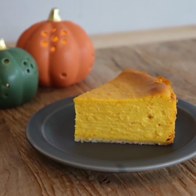 .

かぼちゃのチーズケーキ　¥660

今年もかぼちゃの季節がやってきました🎃
すり潰したかぼちゃをたっぷり入れたチーズケーキです。

かぼちゃ本来の甘みをお楽しみください🎃

#かぼちゃスイーツ #かぼちゃプリン#かぼちゃのチーズケーキ #南瓜 #かぼちゃ #福井ランチ #福井スイーツ #福井県グルメ #福井カフェ#福井市カフェ#福井グルメ#福井テイクアウト#スペシャリティコーヒー#サンドイッチ#フルーツサンド#福井スイーツ#かためプリン#アイスオンプリン#コーヒーゼリー#カフェ併設の歯医者#カフェのように通える歯医者#CTS#シータス#ほっこり時間をあなたに